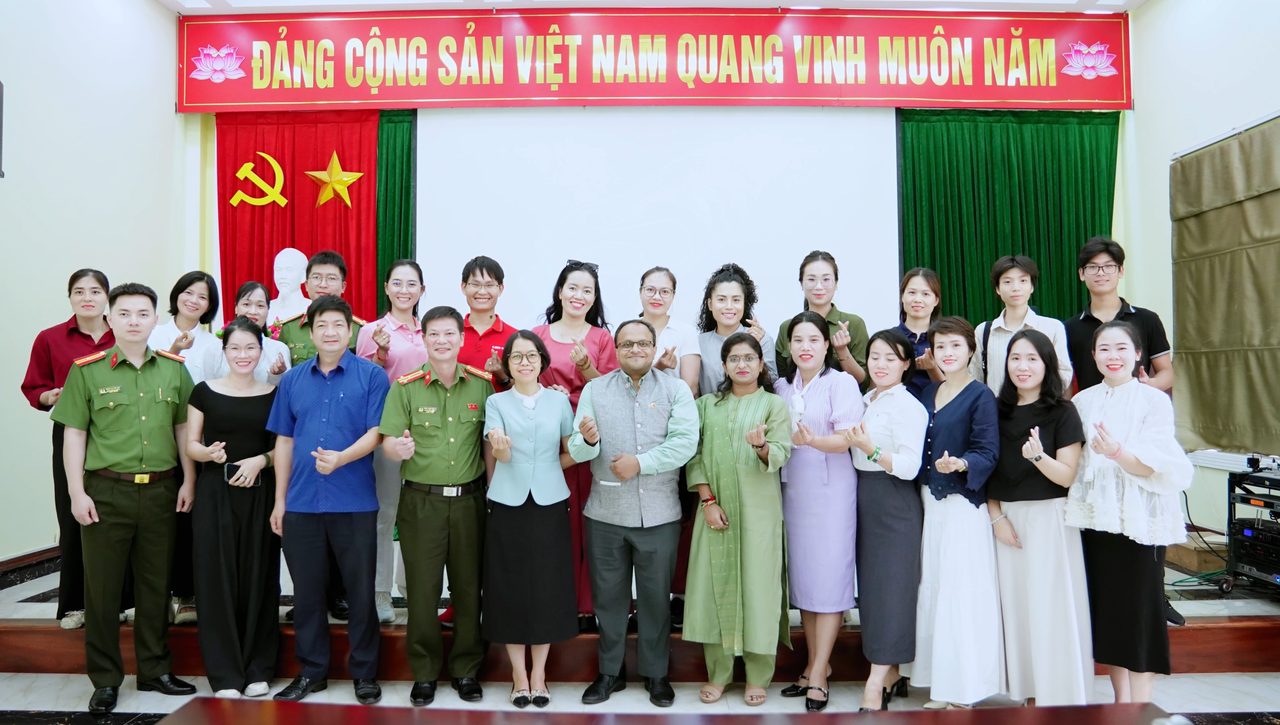 Đại diện các câu lạc bộ Yoga Hải Phòng cùng Phó Đại sứ Ấn Độ và các sở ngành tại buổi làm việc