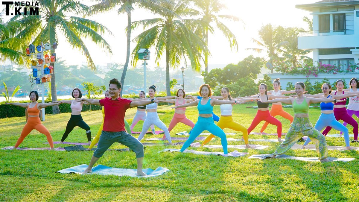 Đặng Kim Ba mặc áo đỏ dẫn lớp Yoga, nổi bật giữa học viên — phong cách riêng cho HLV Yoga
