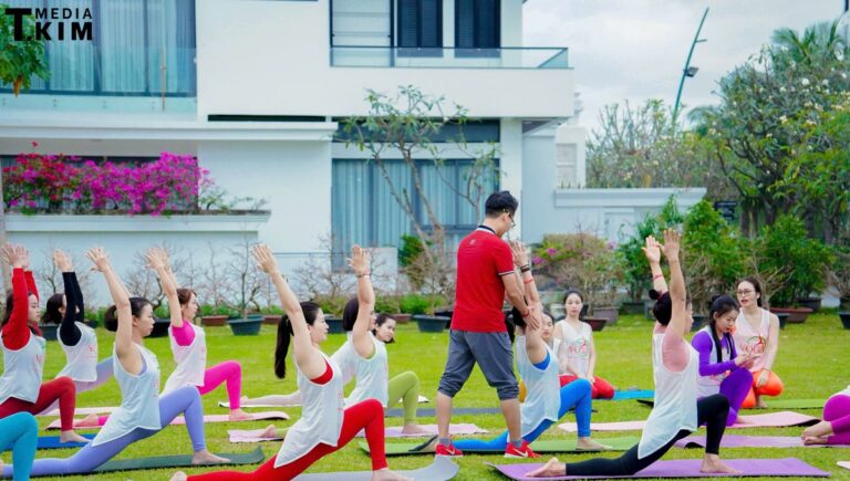 Nha dao tao Yoga Dang Kim Ba dan lop dao tao giao vien Yoga ngoai troi