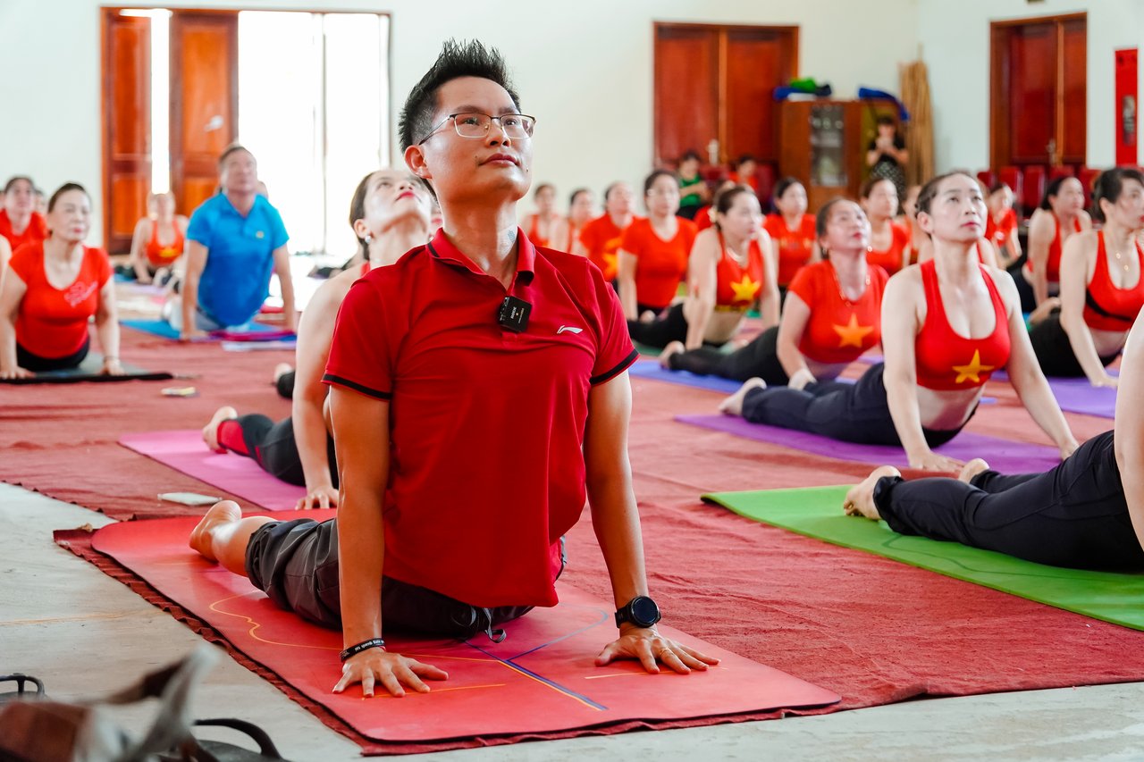 Đặng Kim Ba dẫn một lớp tập Yoga đông học viên
