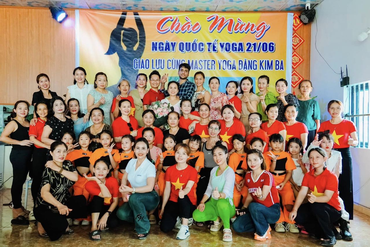 Đặng Kim Ba giao lưu cùng cộng đồng Yoga Yên Thành dịp Ngày Quốc tế Yoga