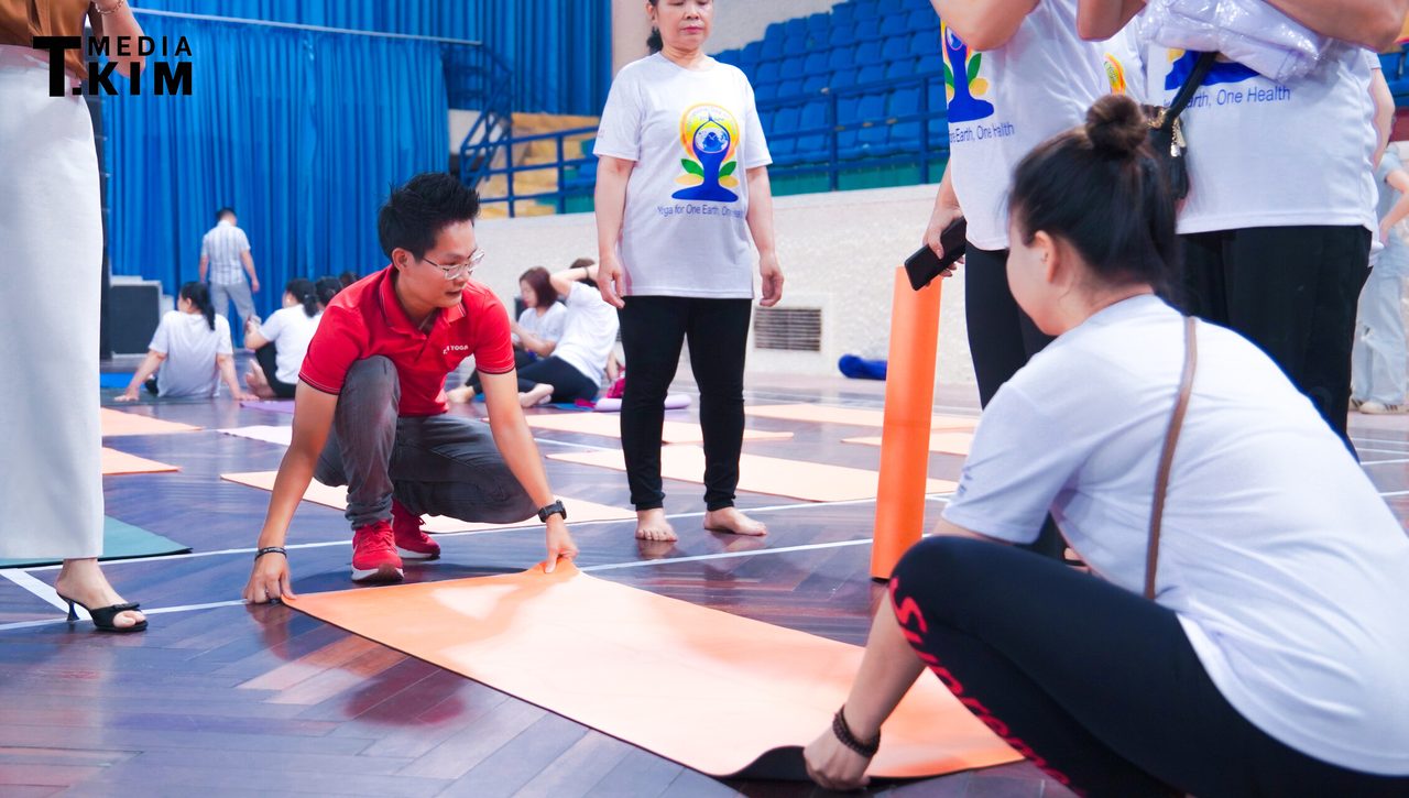 Huấn luyện viên Yoga Đặng Kim Ba hướng dẫn trực tiếp cho học viên tại một sự kiện Yoga cộng đồng