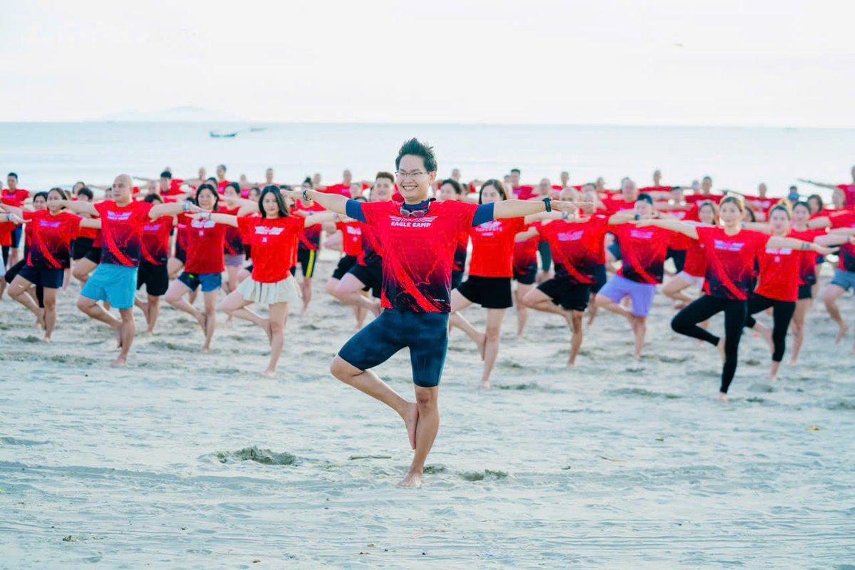 Đặng Kim Ba hướng dẫn Yoga tư thế Cây tại sự kiện Eagle Camp với cộng đồng học viên trên biển