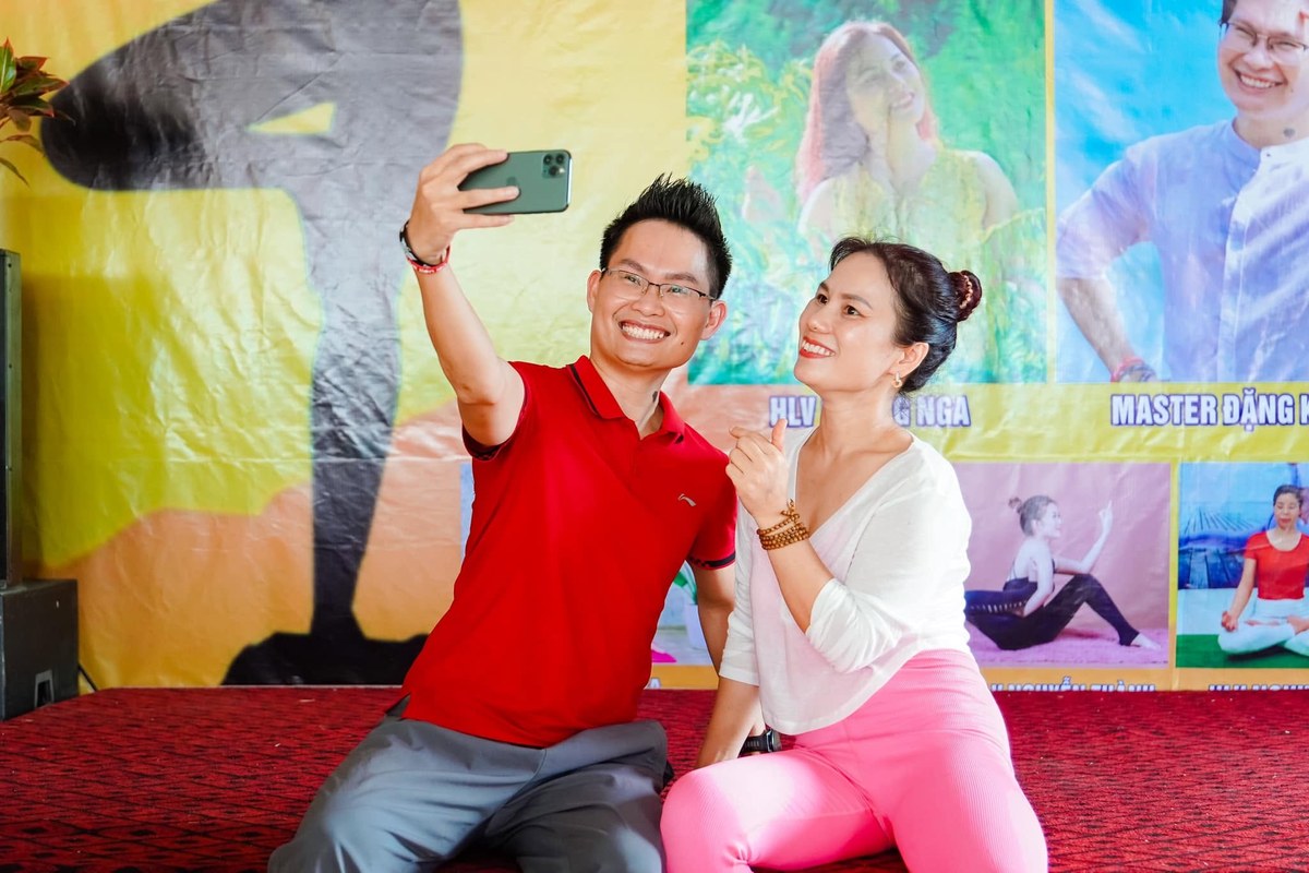 Đặng Kim Ba gần gũi kết nối cùng học viên Yoga Yên Thành