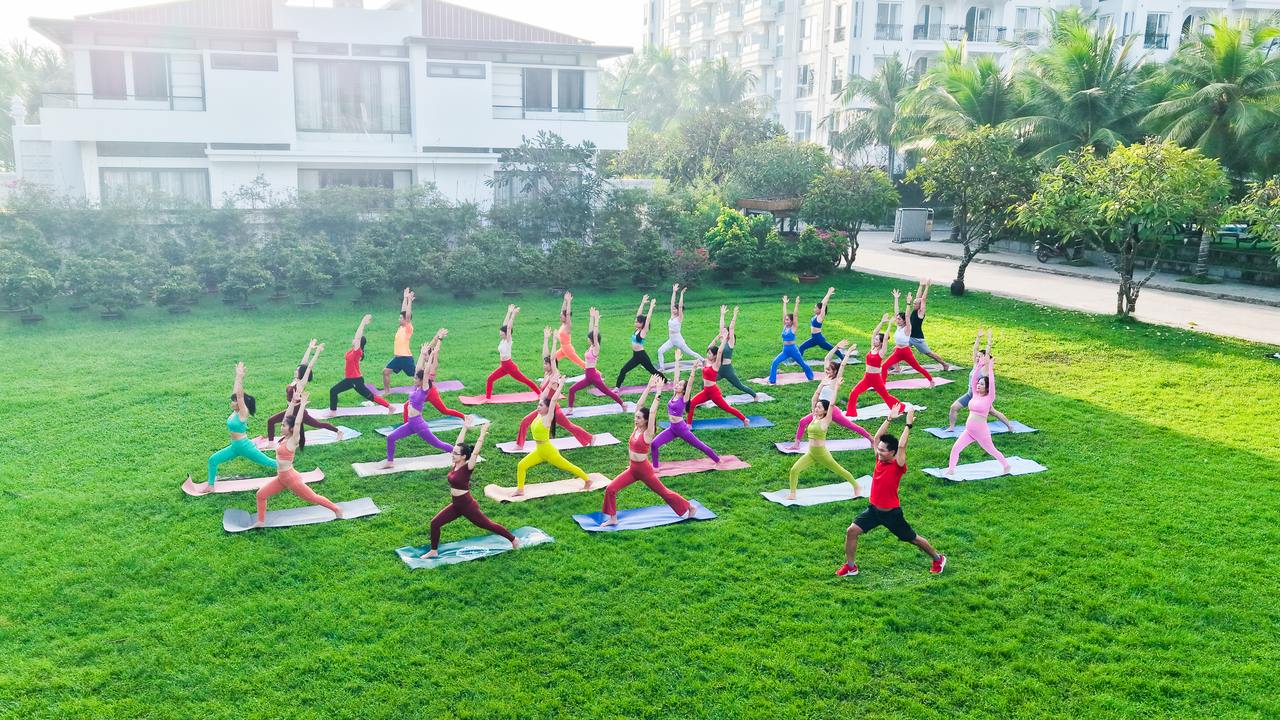 Đặng Kim Ba và lớp Yoga cộng đồng ngoài trời
