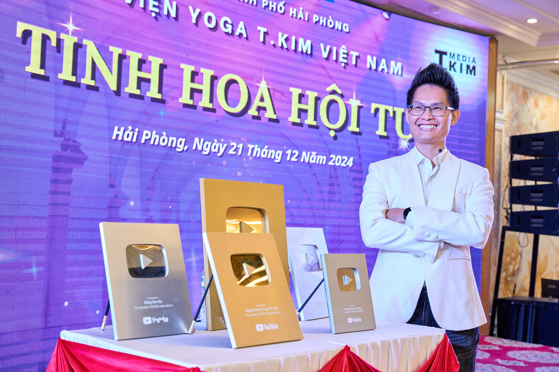 Đặng Kim Ba và các nút vàng, bạc YouTube của các kênh Yoga đang phát triển
