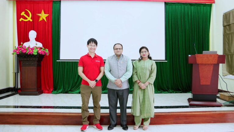 Đặng Kim Ba áo đỏ đứng cùng Phó Đại sứ Ấn Độ tại buổi làm việc chuẩn bị Ngày Quốc tế Yoga Hải Phòng 2026