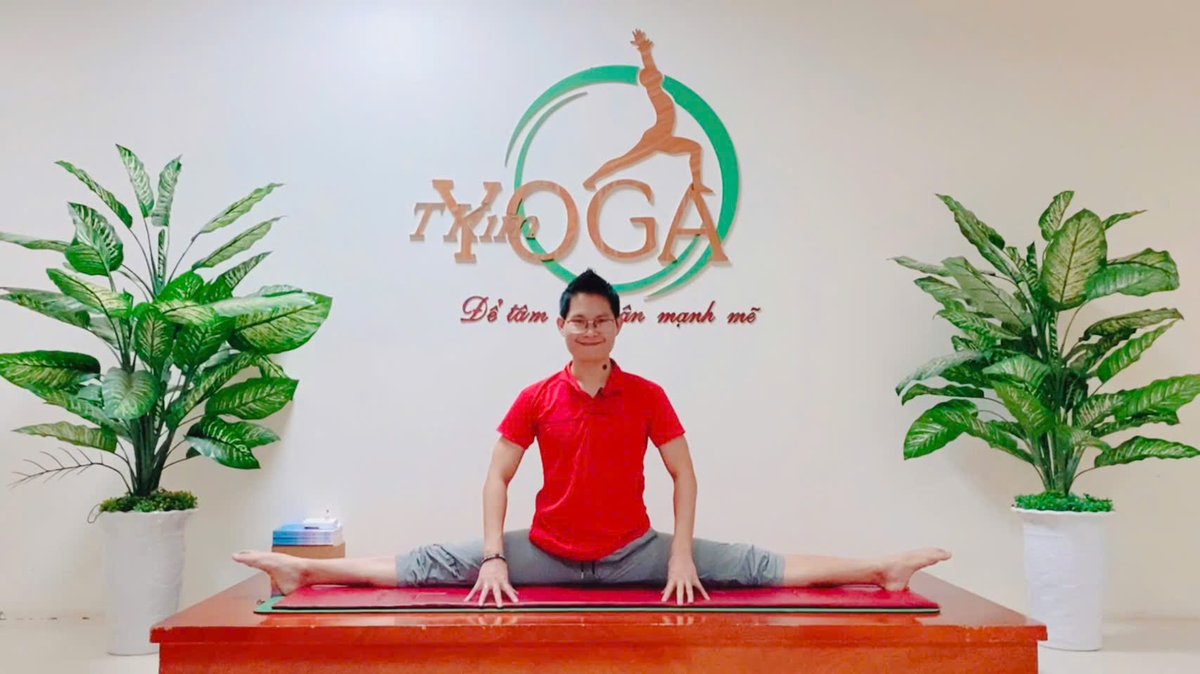 Đặng Kim Ba — Sáng lập Học viện Yoga T.Kim Việt Nam, tư thế Hanumanasana tại phòng tập