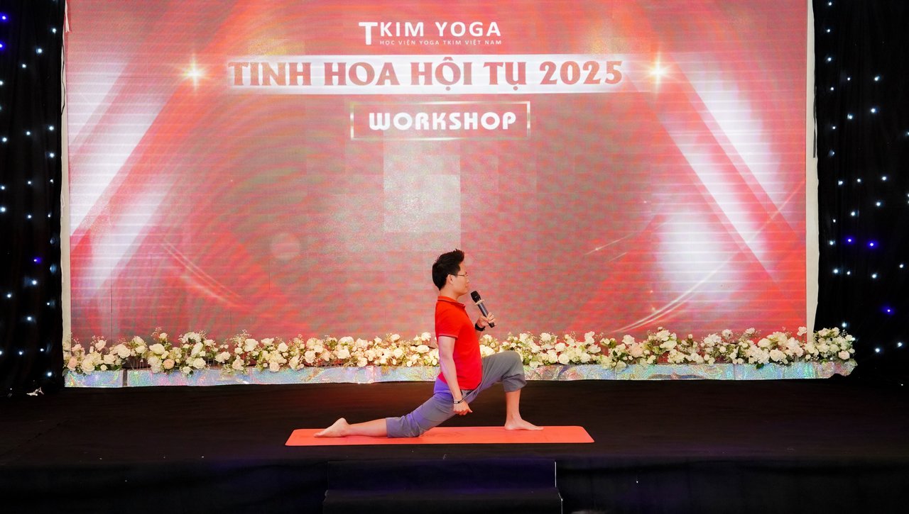 Đặng Kim Ba trên sân khấu sự kiện Yoga T.Kim