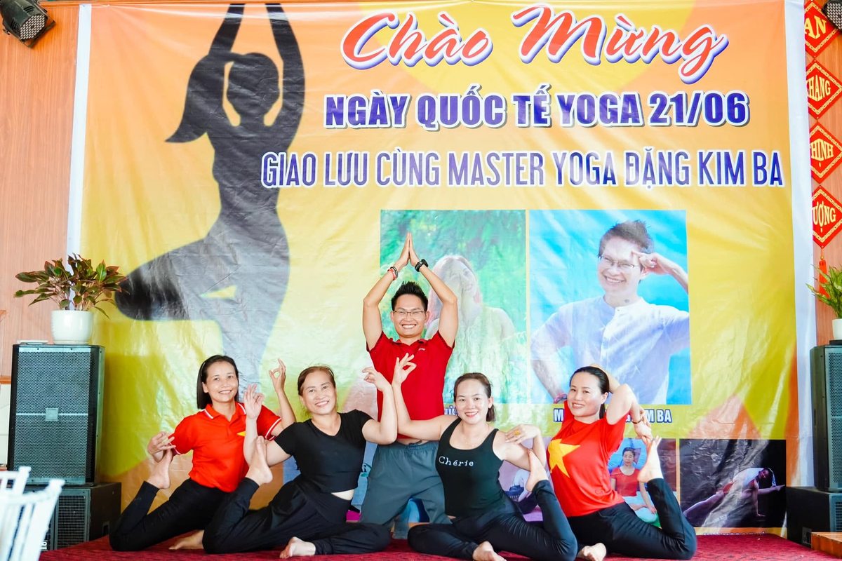Đặng Kim Ba tập Yoga cùng học viên trong buổi giao lưu tại Yên Thành