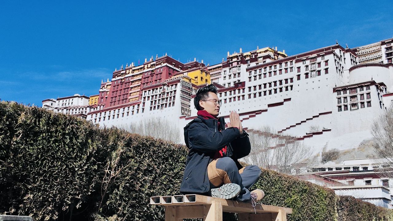 Đặng Kim Ba ngồi thiền trước Cung điện Potala ở Tây Tạng trên hành trình học hỏi