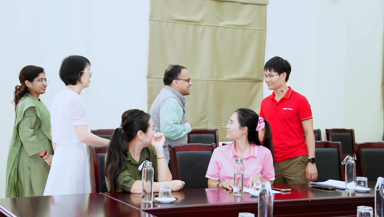 Đặng Kim Ba áo đỏ trao đổi trực tiếp với Phó Đại sứ Ấn Độ trong buổi làm việc Ngày Quốc tế Yoga Hải Phòng 2026