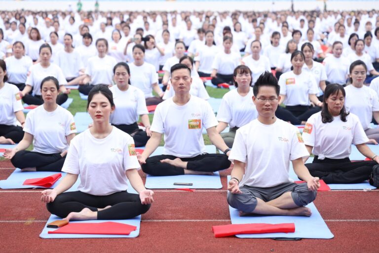 Đặng Kim Ba và vợ Vũ Ngọc Anh - Á Hoàng Yoga Việt Nam 2022 - tham dự sự kiện kỷ lục 5000 người tập Yoga do báo Dân trí tổ chức