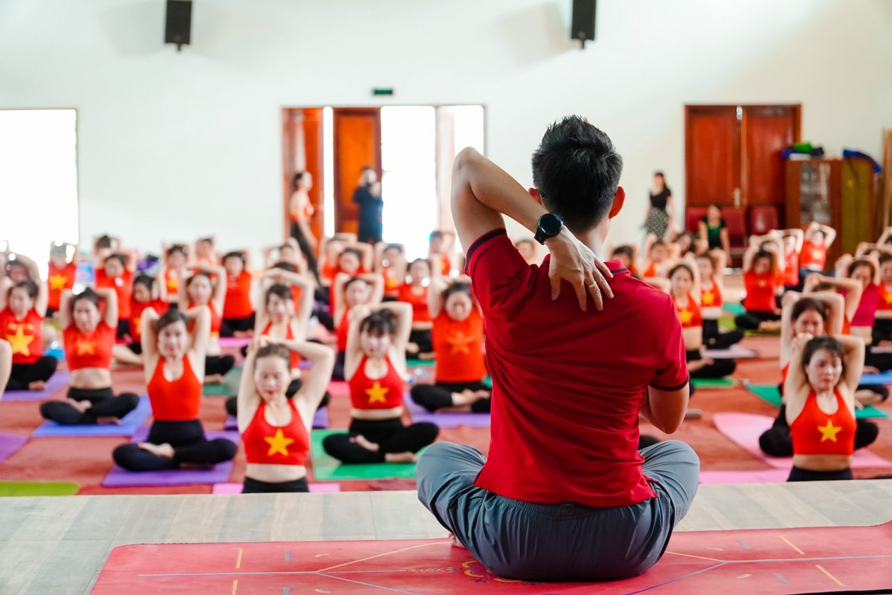 Đặng Kim Ba hướng dẫn lớp đào tạo HLV Yoga đông học viên