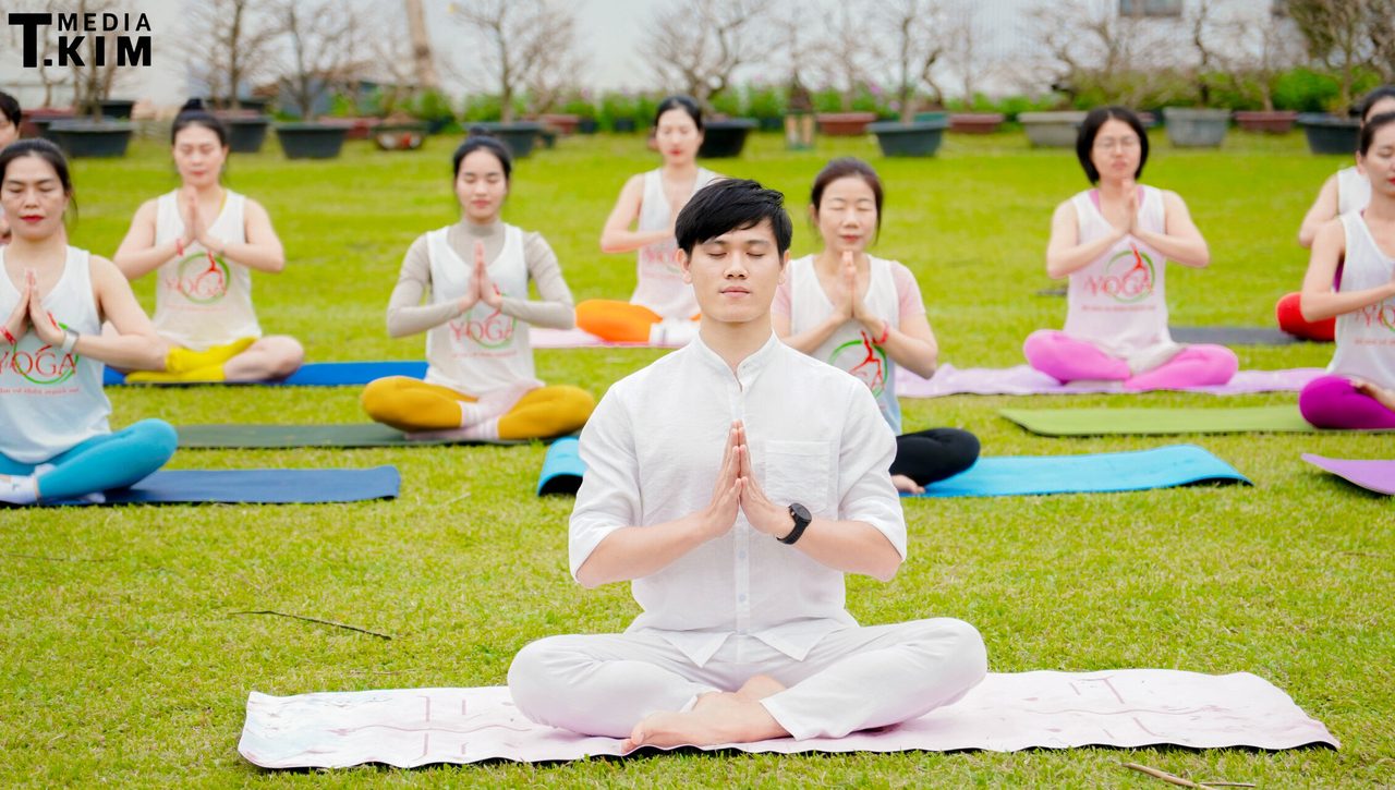 HLV Yoga Nguyễn Đức Trung ngồi thiền dẫn một buổi tập Yoga ngoài trời