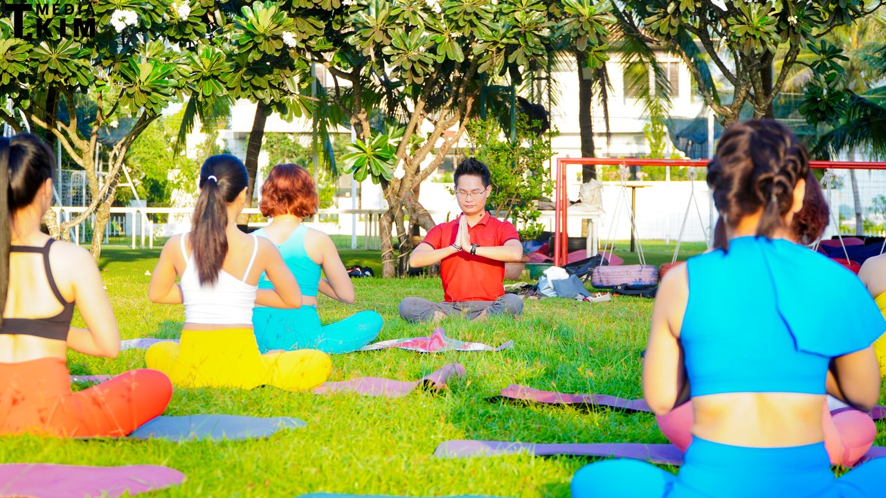 Huấn luyện viên Yoga Đặng Kim Ba dẫn dắt một lớp tập ngoài trời bằng lời nói