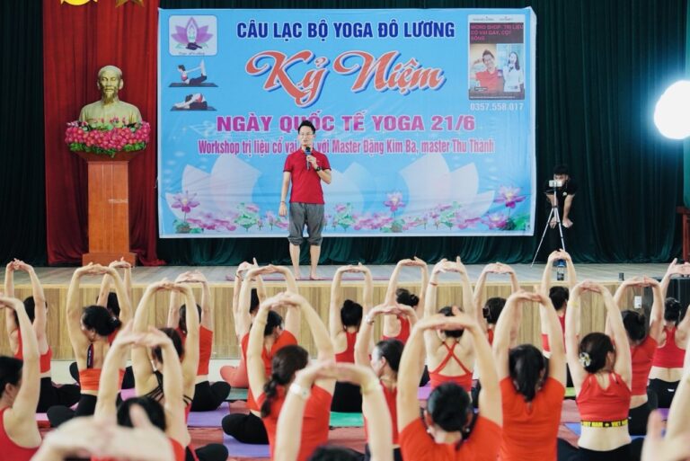 HLV Yoga Đặng Kim Ba đứng lớp chia sẻ với học viên