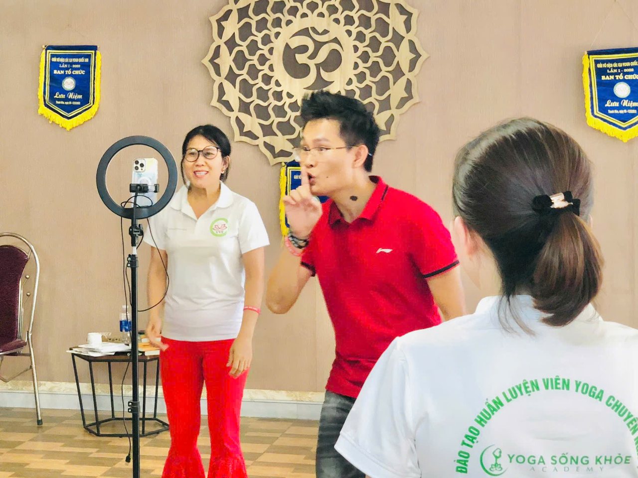 Đặng Kim Ba hướng dẫn học viên lớn tuổi tự tin nói trước ống kính trong khoá HLV Yoga
