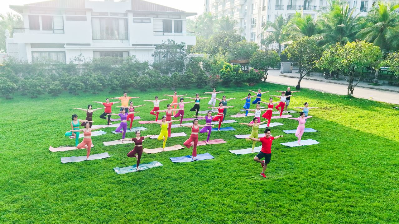 Lớp Yoga buổi sáng ngoài trời - khung giờ vàng để tập Yoga
