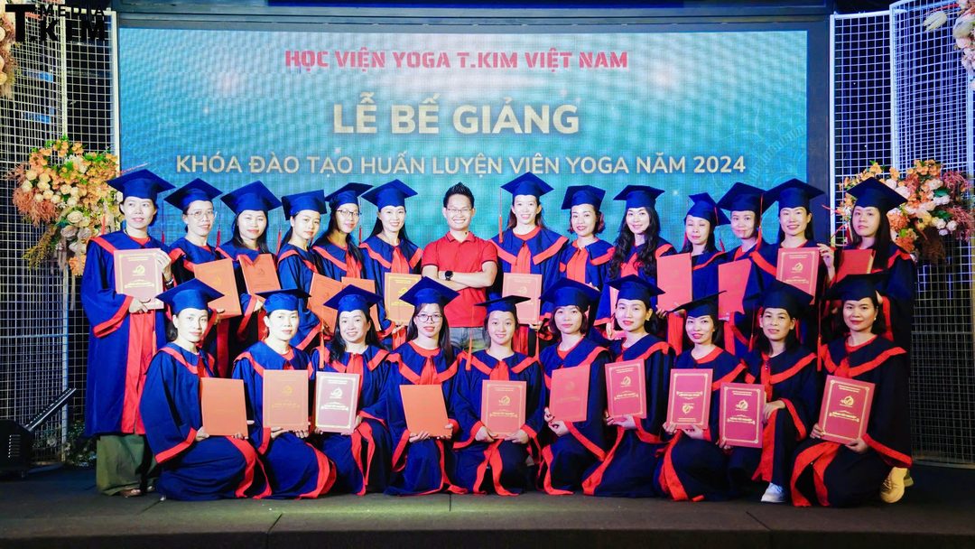 Lễ bế giảng khoá đào tạo HLV Yoga tại Học viện Yoga T.Kim