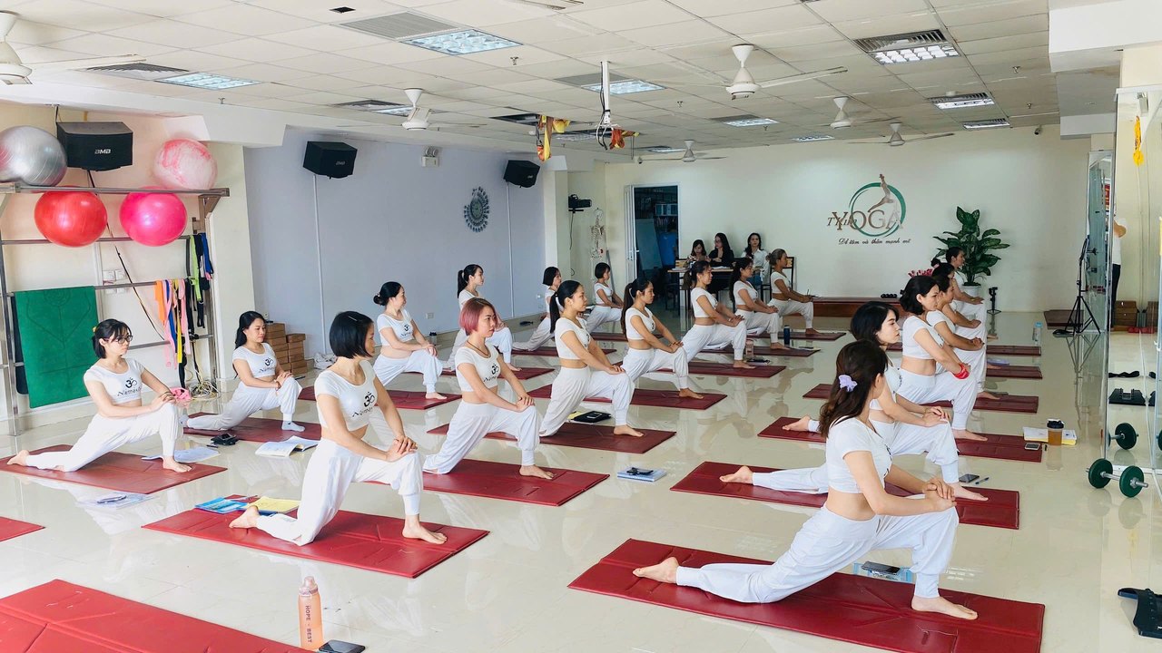 Lớp Yoga phục hồi cổ vai gáy lưng với học viên tập tư thế chùng chân kéo giãn cơ