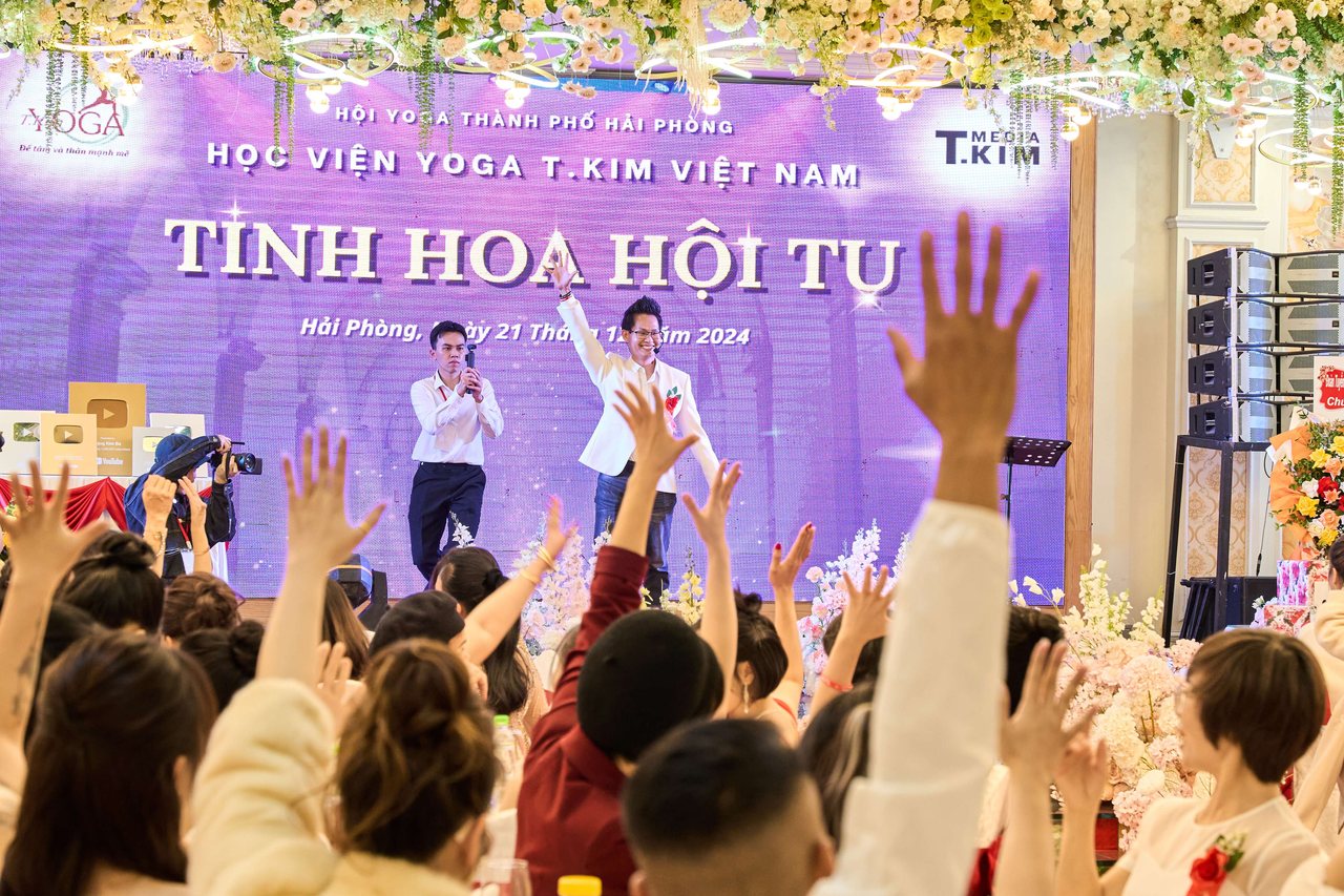 Đặng Kim Ba trên sân khấu sự kiện Yoga Tinh Hoa Hội Tụ của Học viện Yoga T.Kim
