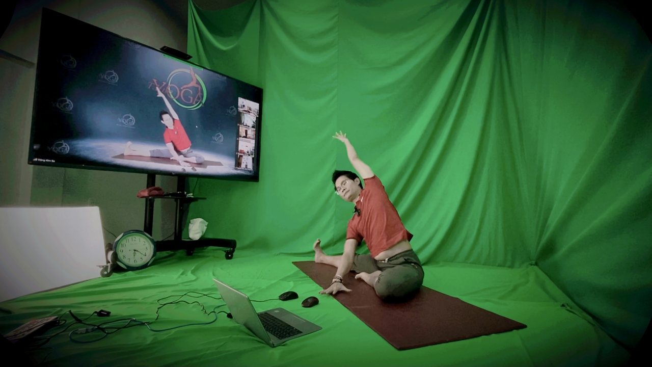 Đặng Kim Ba dạy Yoga online qua màn hình trong studio livestream