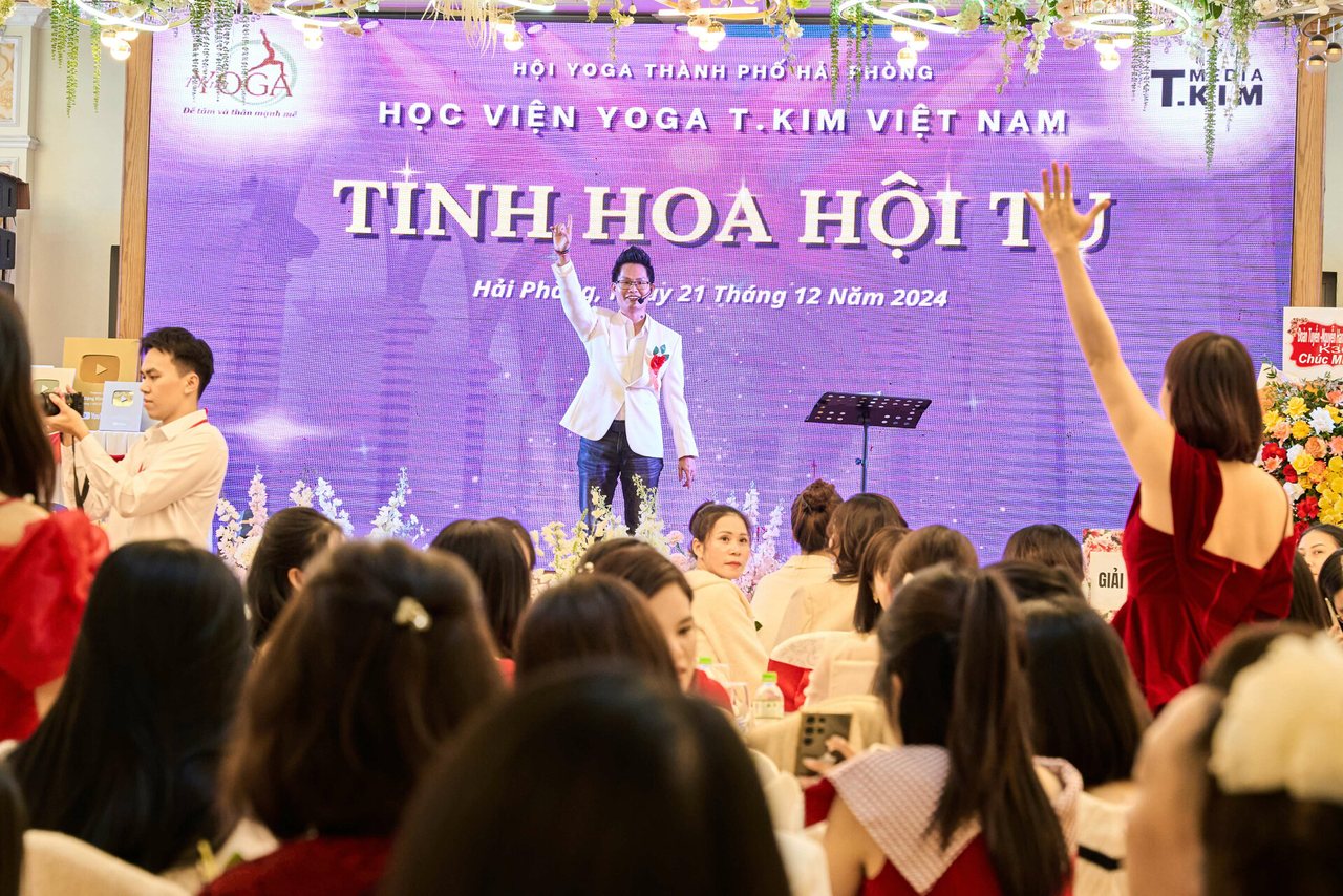 Đặng Kim Ba diễn thuyết chia sẻ kinh nghiệm xây dựng thương hiệu cá nhân cho huấn luyện viên Yoga trên sân khấu sự kiện