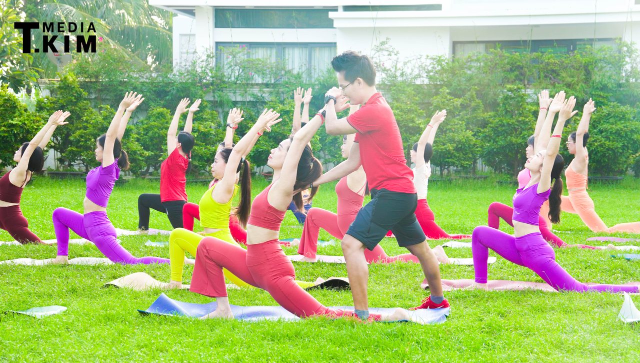 Học HLV Yoga cùng Đặng Kim Ba hướng dẫn lớp tập ngoài trời