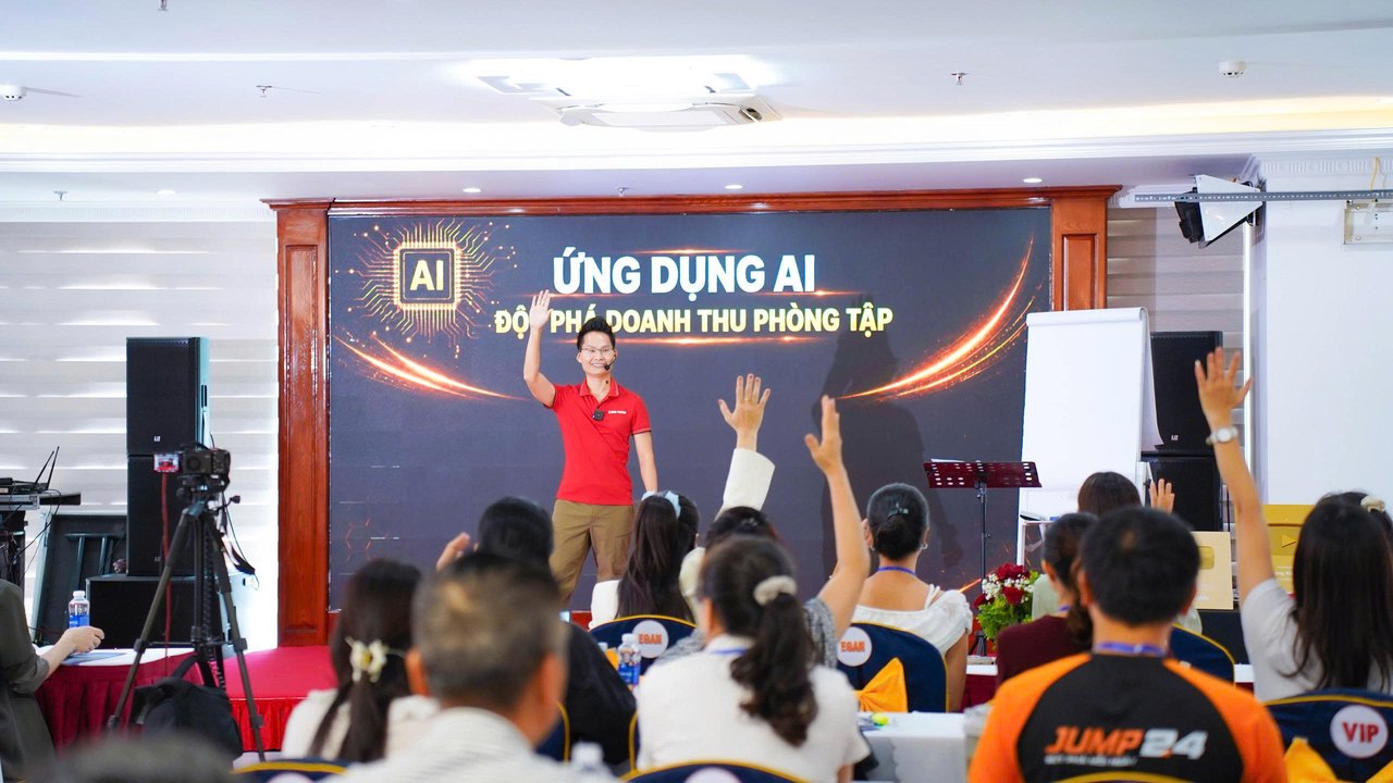 Đặng Kim Ba bên các nút bạc và nút vàng YouTube của kênh Yoga phục hồi
