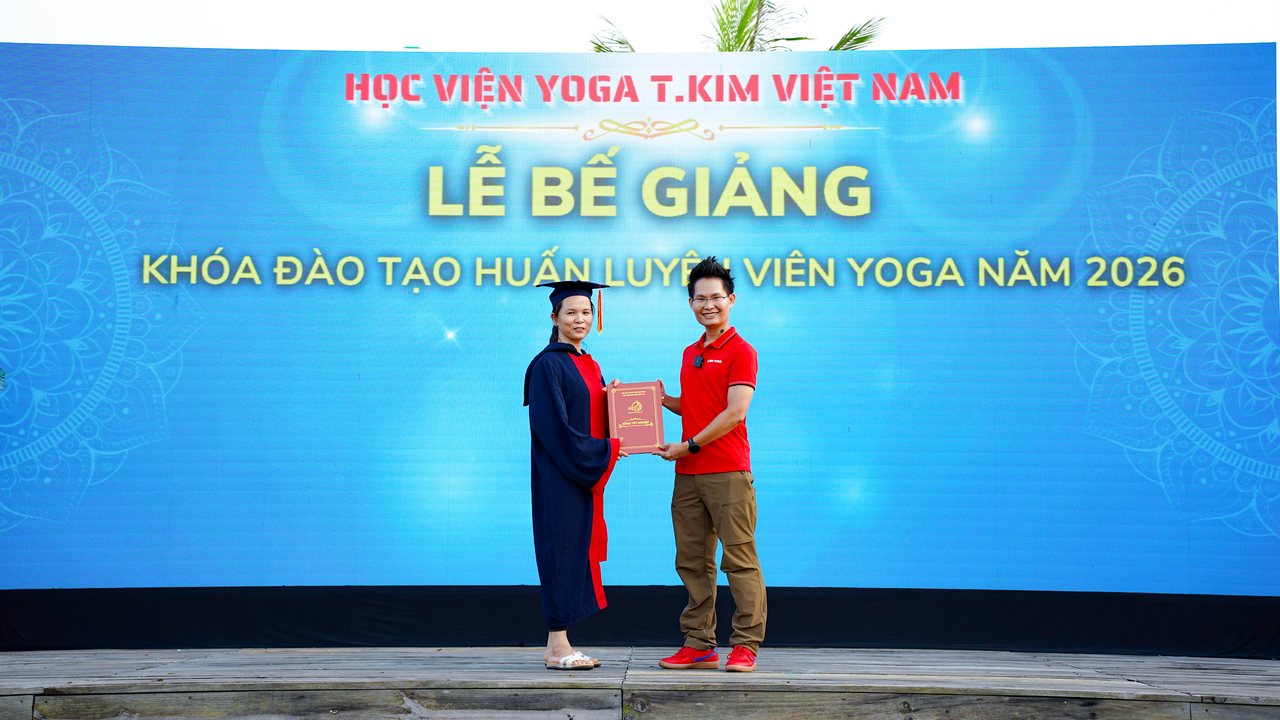 Nhà đào tạo Yoga Đặng Kim Ba trao chứng nhận tốt nghiệp cho một huấn luyện viên khoá HLV Yoga 2026