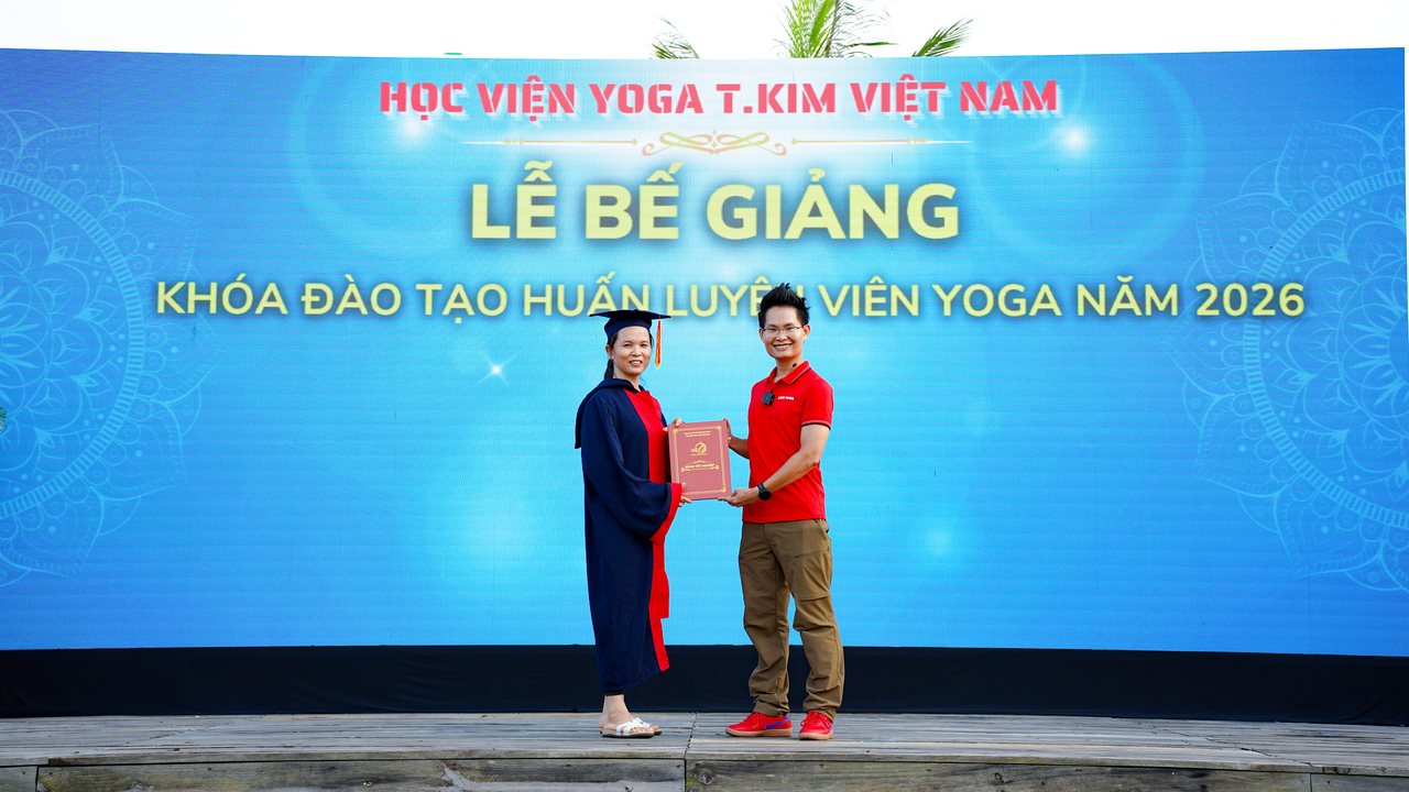 Đặng Kim Ba chúc mừng học viên nhận bằng tốt nghiệp khoá HLV Yoga 2026 tại đại lễ 15 năm T.Kim Yoga