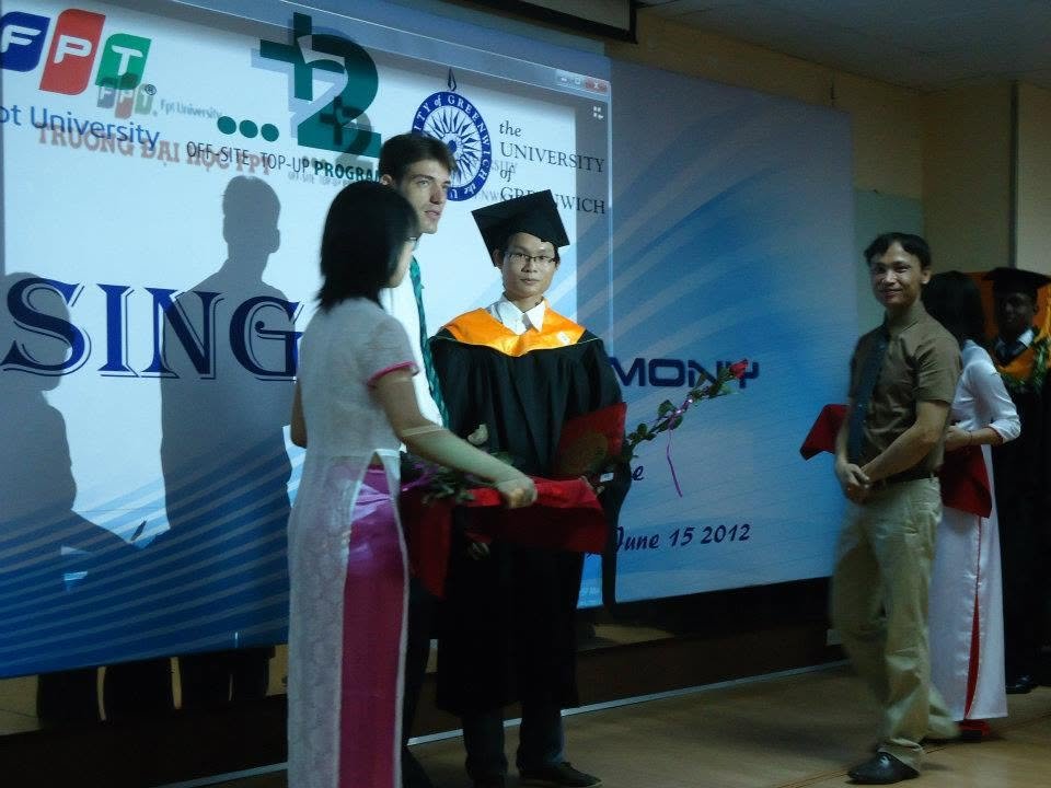 Đặng Kim Ba nhận bằng tốt nghiệp Đại học FPT liên kết Đại học Greenwich, lễ tốt nghiệp năm 2012