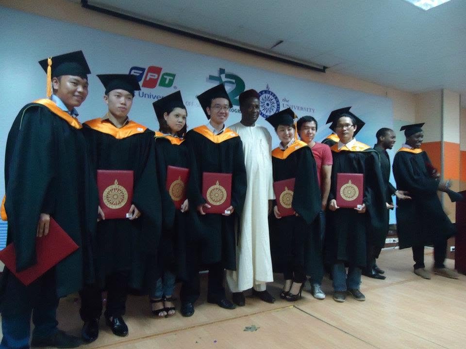 Đặng Kim Ba (ngoài cùng bên trái) cùng các bạn học quốc tế trong lễ tốt nghiệp Đại học FPT liên kết Đại học Greenwich