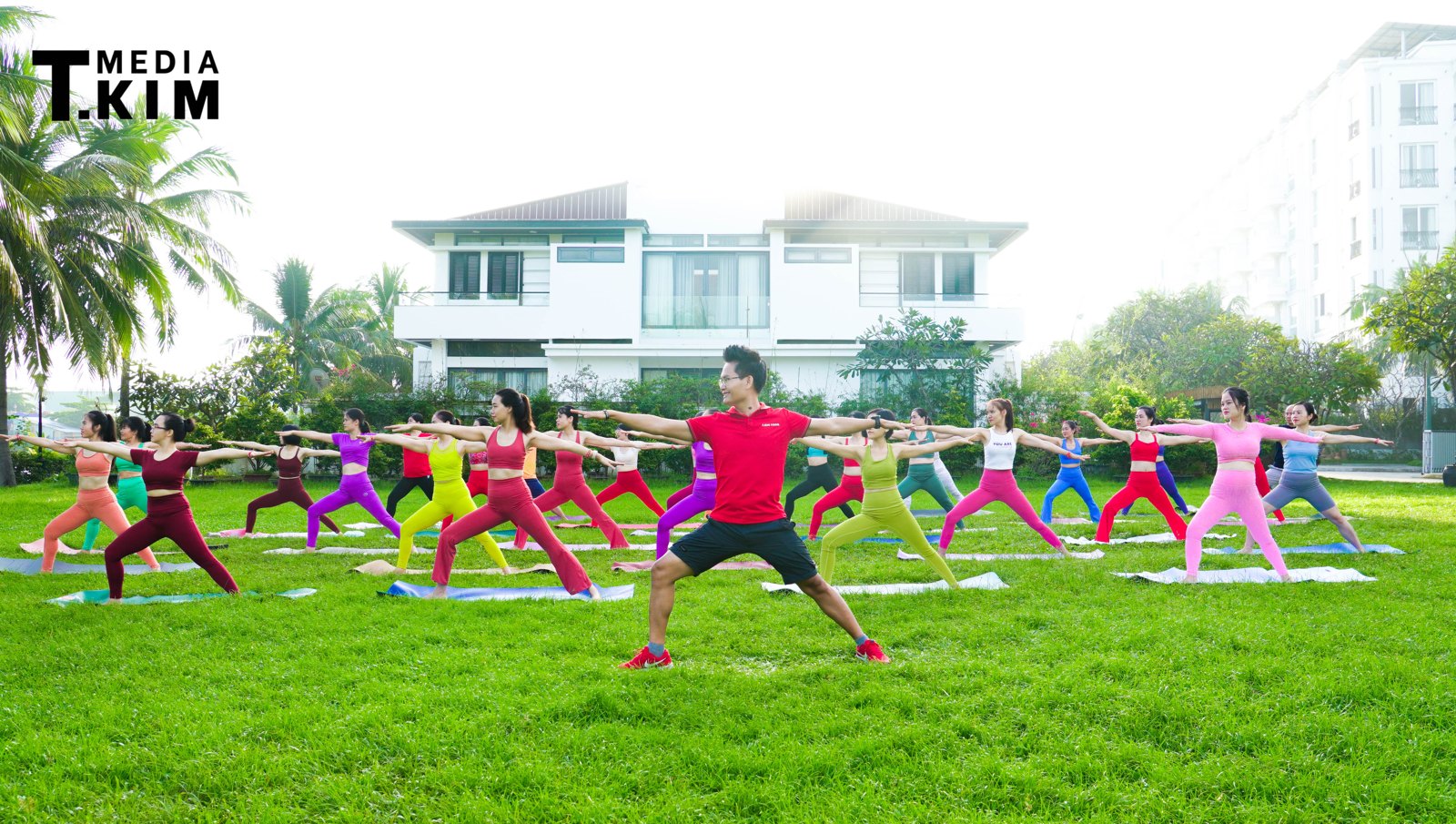 Lớp Yoga cộng đồng đông học viên ngoài trời - HLV Yoga Đặng Kim Ba