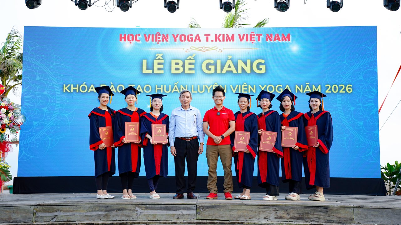 Ông Vũ Trọng Lợi và Đặng Kim Ba trao bằng cho học viên tốt nghiệp khoá đào tạo HLV Yoga tại Học viện T.Kim