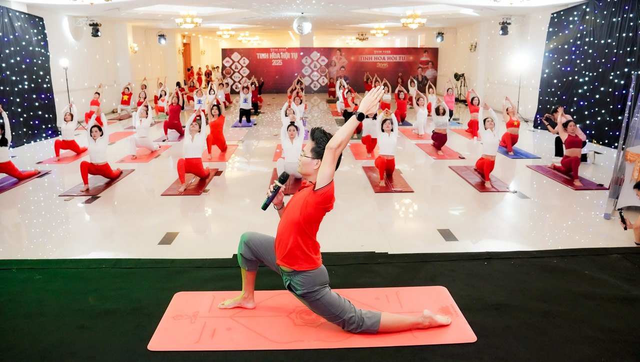 HLV Yoga Đặng Kim Ba dẫn lớp tập trong một sự kiện yoga đông học viên