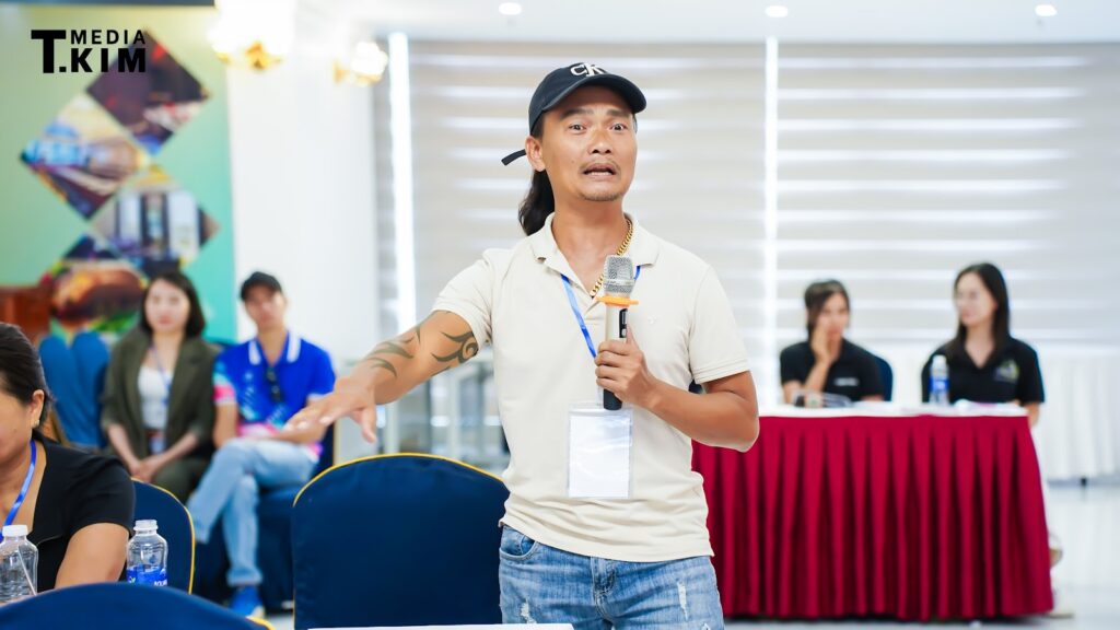 Học viên đặt câu hỏi về dùng AI làm video cho HLV Yoga tại workshop ứng dụng AI