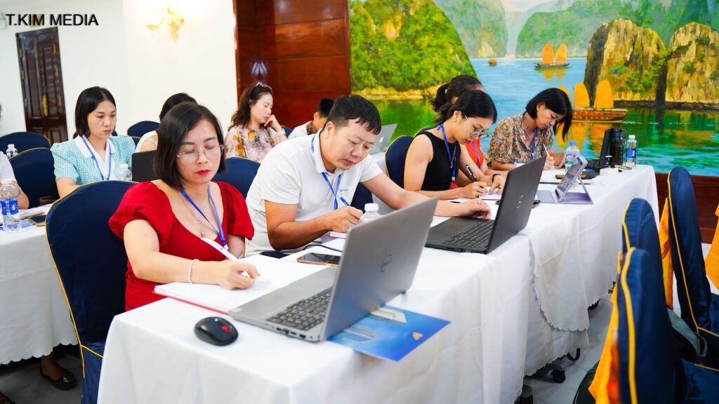 Các HLV Yoga thực hành làm nội dung và video bằng AI trên máy tính tại workshop 26/07/2026