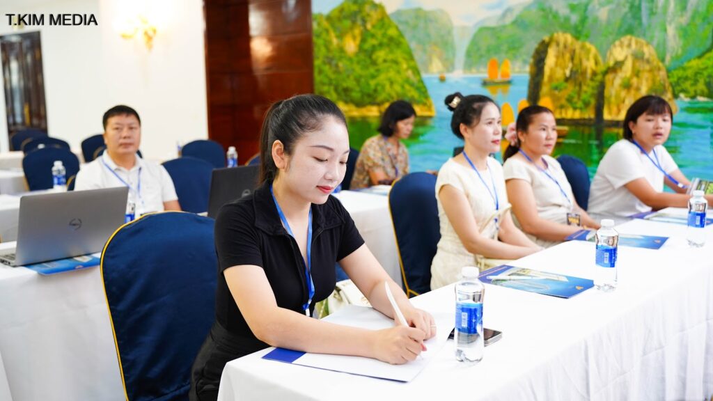 HLV Yoga dùng máy tính đóng gói kiến thức thành khoá học và tài sản số