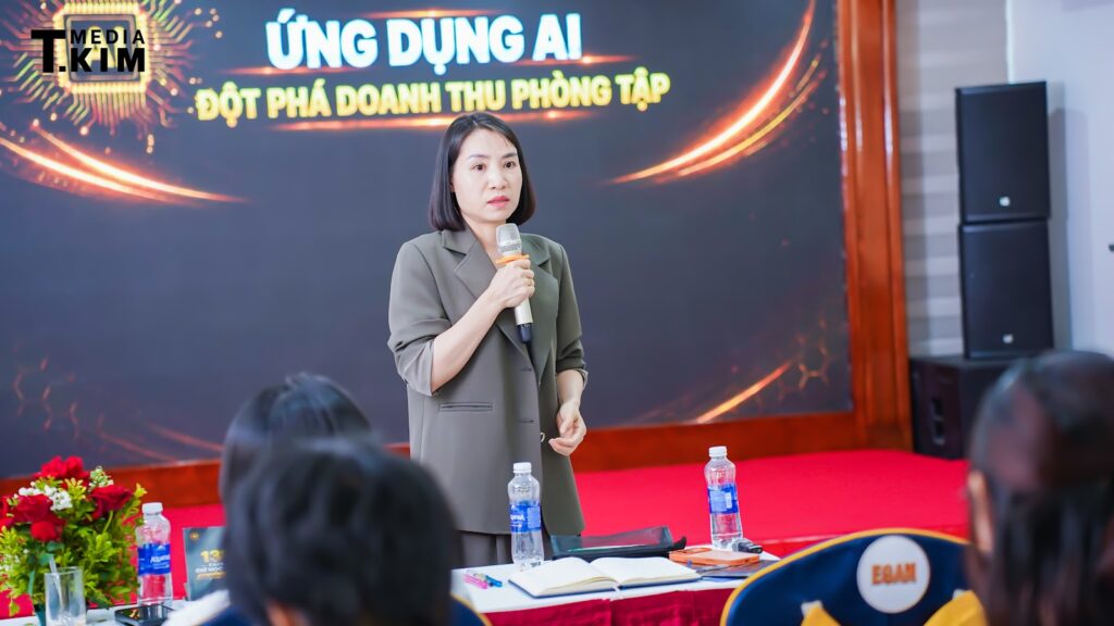 Hơn 50 HLV Yoga và chủ phòng tập chăm chú nghe Đặng Kim Ba giảng khung 4 tầng Biết–Thích–Tin–Yêu